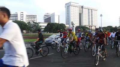 Sambil Sepedaan, Jokowi Cek Jalan Rusak