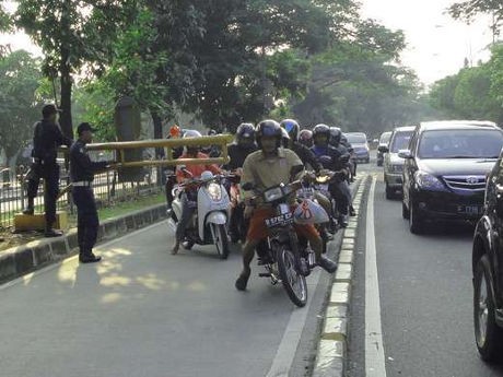 Sudah Dijaga Petugas, Busway di Jl Pramuka Tetap Diterobos Motor