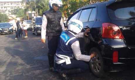 Dua Mobil Pelat Merah Milik PNS Kena Razia