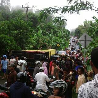 Ini Penampakan Truk Maut yang Terguling di Pandeglang