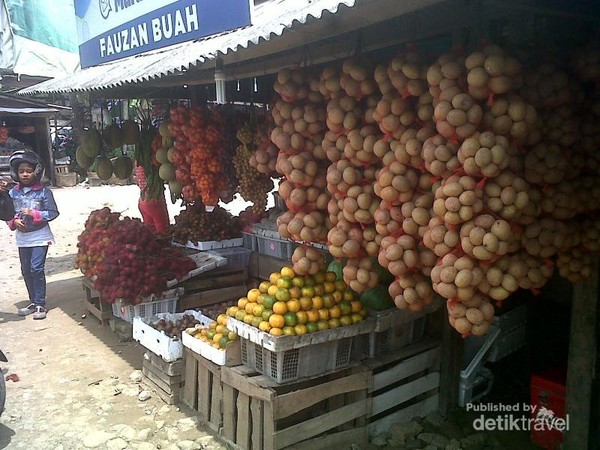 Seorang Pedagang  Buah  Buahan Menjual Jeruk Dan Salak 