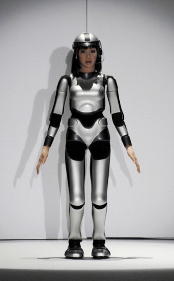 Robot di Jepang mulai banyak yang dibuat menyerupai wanita cantik. Seperti HRP-4C yang dieperkenalkan tahun 2009. Ia bisa berlenggak lenggok layaknya model di catwalk.