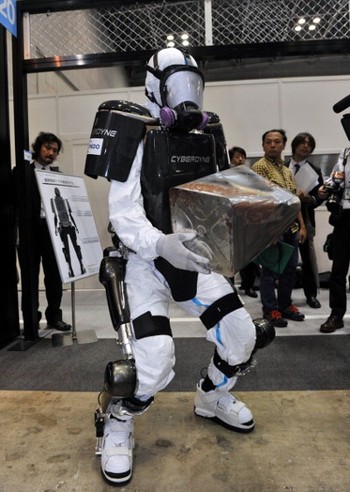 Pakaian robot bernama HAL (Hybrid Assistive Limb)  ini ditujukan untuk melindungi pekerja di area berbahaya, misalnya yang terpapar radiasi nuklir.