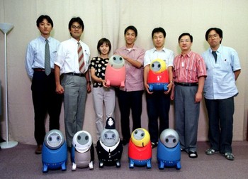 Robot buatan NEC bernama R100 ini bisa mengenali 10 wajah, berbicara dalam 300 kata dan didesain menarik. Ia muncul tahun 1999.
