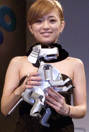 Penyanyi terkenal Jepang Ayumi Hamasaki memperkenalkan versi baru robot Sony Aibo di Oktober 1999.