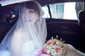 Ekspresi emosional seorang pengantin wanita. (kredit foto: Yao Wang Chong)