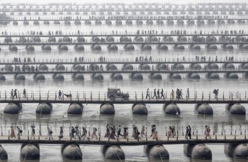 Para peziarah melintasi jembatan di perhelatan spiritual Maha Kumbh Mela, India.  (kredit foto: Wolfgang Weindhardt)
