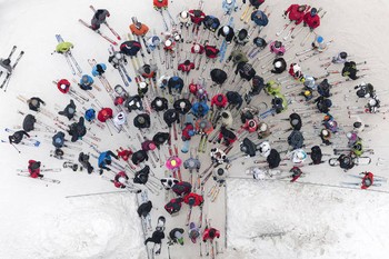 Pemandangan para pemain ski di Polandia. (kredit foto: Kacper Kowalski)