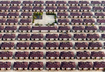     Sekumpulan rumah dengan bentuk sangat identik di Jiangsu, China, berhasil dijepret dengan bagus. (kredit foto: Kacper Kowalski)