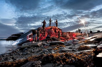 Para nelayan menguliti paus yang begitu besar. (kredit foto: Robert Frechette)