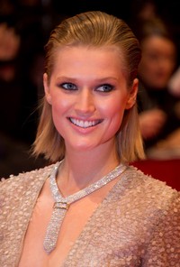 Setelan rambut slicked back membuat penampilannya terlihat sempurna. Andreas Rentz/Getty Images.