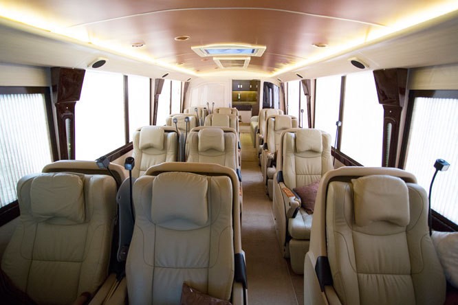 Naik Bus Mewah Blue Bird, Serasa di Pesawat!