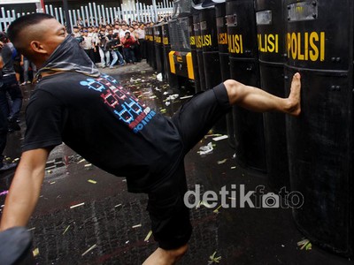 Latihan Pengamanan Pemilu di Bawaslu