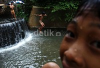 Kali Gresik dimanfaatkan sejumlah anak untuk berenang. 
