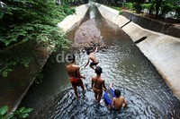 Mereka tidak menghiraukan dampak dari bermain air di kali tersebut.