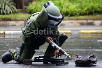 Dalam simulasi ini polisi menggunakan bom sungguhan yang biasa digunakan latihan disebut 'cord' bersifat low eksplosif.