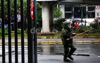 Penjinak bom berusaha menjinakkan bom yang berada di dalam tas.