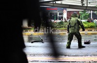 Menggunakan tongkat sepanjang sekitar 2 meter, bom itu dibawa ke tengah jalan di depan kantor Bawaslu atau tepatnya di bawah JPO Sarinah.
