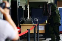 Penjinak bom menurunkan bom itu dari kantor Bawaslu.