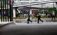 Warga yang semula ramai menonton diminta menjauh saat petugas menjinakkan bom di depan kantor Bawaslu.