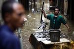 Membersihkan Lumpur dan Sampah Sisa Banjir