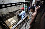 Membersihkan Lumpur dan Sampah Sisa Banjir