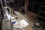 Membersihkan Lumpur dan Sampah Sisa Banjir