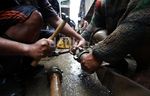 Membersihkan Lumpur dan Sampah Sisa Banjir