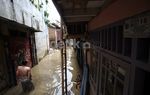 Membersihkan Lumpur dan Sampah Sisa Banjir