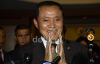 Saya tidak mau berbicara mengenai Corby. Kami tegaskan bahwa PB kan kebijakan bukan kemurahan hati pemerintah ini hak yang diatur UU. Kami menegakkan hukum. Kami bangsa yang bermartabat, kami tidak memandang siapa pun orangnya. Kami memberikan hak sepanjang aturan-aturan yang memberikan hak kepadanya telah terpenuhi dan telah melalui proses TPP dan telaah, kata Menkum HAM Amir Syamsudin. Lamhot Aritonang/detikFoto.