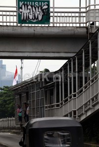 Meski telah lama dicoret, plang tersebut tetap dibairkan saja.