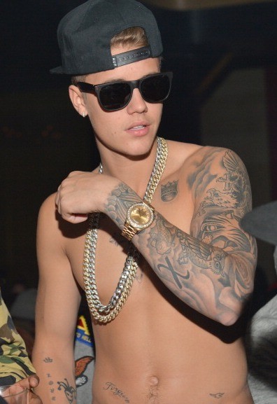 Justin Bieber dan Ayahnya Diduga Kasari Pramugari