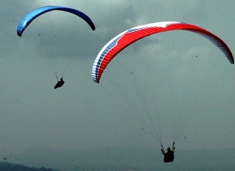 Yuk, Rekreasi Di Udara Pakai Parasut