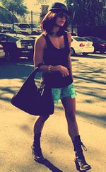 10 Gaya Simple dan Seksi Agnes Monica dengan Tank Top