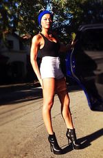 10 Gaya Simple dan Seksi Agnes Monica dengan Tank Top