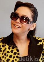 Tetap Nyentrik di Usia 38 Tahun ala Maia Estianty