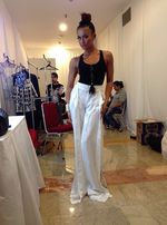 10 Gaya Simple dan Seksi Agnes Monica dengan Tank Top