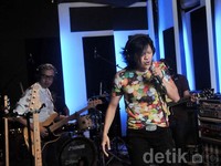 Tidak tanggung-tanggung, tujuh jam dihabiskan GIGI dalam rangkaian perilisan single terbarunya itu. Noel/detikHOT.