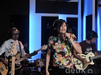 'Tak Lagi Percaya' adalah single perdana mereka dari materi-materi yang kemarin direkam secara live di studio Abbey Road, London. Noel/detikHOT.