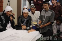 Arya pun bersumpah dihadapan ratusan jamaah. Asep/detikHOT.