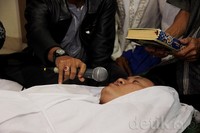 Ia mengungkapkan pernah melihat Farhat bersama wanita di Hotel di kawasan Makassar.