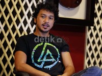 Mungkin tugas kita sebagai musisi adalah menyemangati dengan lagu, menyemangati dengan karya dan apapun yang terjadi pasti bisa melewati, ucap Giring.