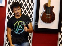 Giring bersama Ariel 'NOAH', Momo 'Geisha' dan Rian 'd'Masiv' berkolaborasi dalam lagu 'Esok Kan Bahagia'.