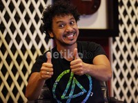 100 persen setelah dipotong biaya produksi dari keuntungan dari lagu tersebut akan disumbangkan untuk korban banjir.