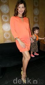 Indah Kalalo Hamil 8 Bulan