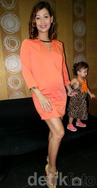 Katanya mungkin karena ini anak cowok. Apa ya, ini aku baru bisa kerja setelah 8 bulan. Baru bisa tampil lagi (di TV), ujarnya.