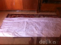 Kain kafan telah dipersiapkan untuk ritual sumpa pocong Arya. Asep/detikHOT.
