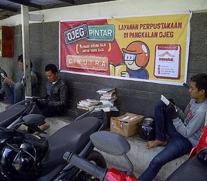Keren, Tukang Ojeg di Pangkalan Ini Tunggu Penumpang Sambil Baca Buku