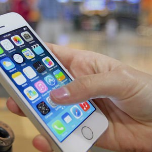Banyak Uang, Apple Borong Saham Sendiri Rp 140 Triliun
