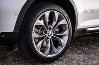 Tampilan luar mobil Jerman itu kemudian makin dikuatkan dengan adanya pelek dengan desain terbaru. (dok. BMW).